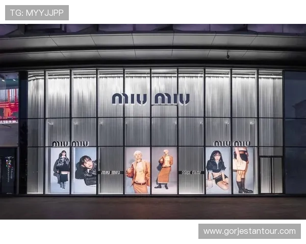 开云集团旗下品牌miumiu的经典款式与流行元素，助你打造时尚个性造型